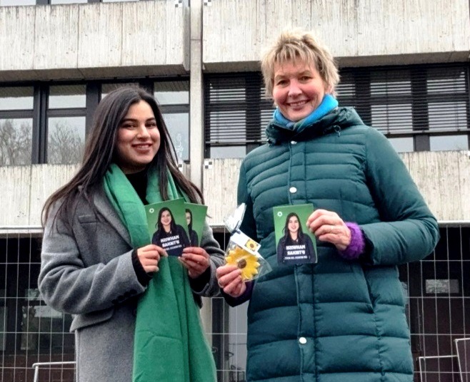 Auf dem Foto sind zwei Frauen vor einem Haus abgebildet, links Bundestagskandidatin Mahwish Iftikhar und rechts Monika Kühn-Bousonville, Stadtverordnete in Erlensee